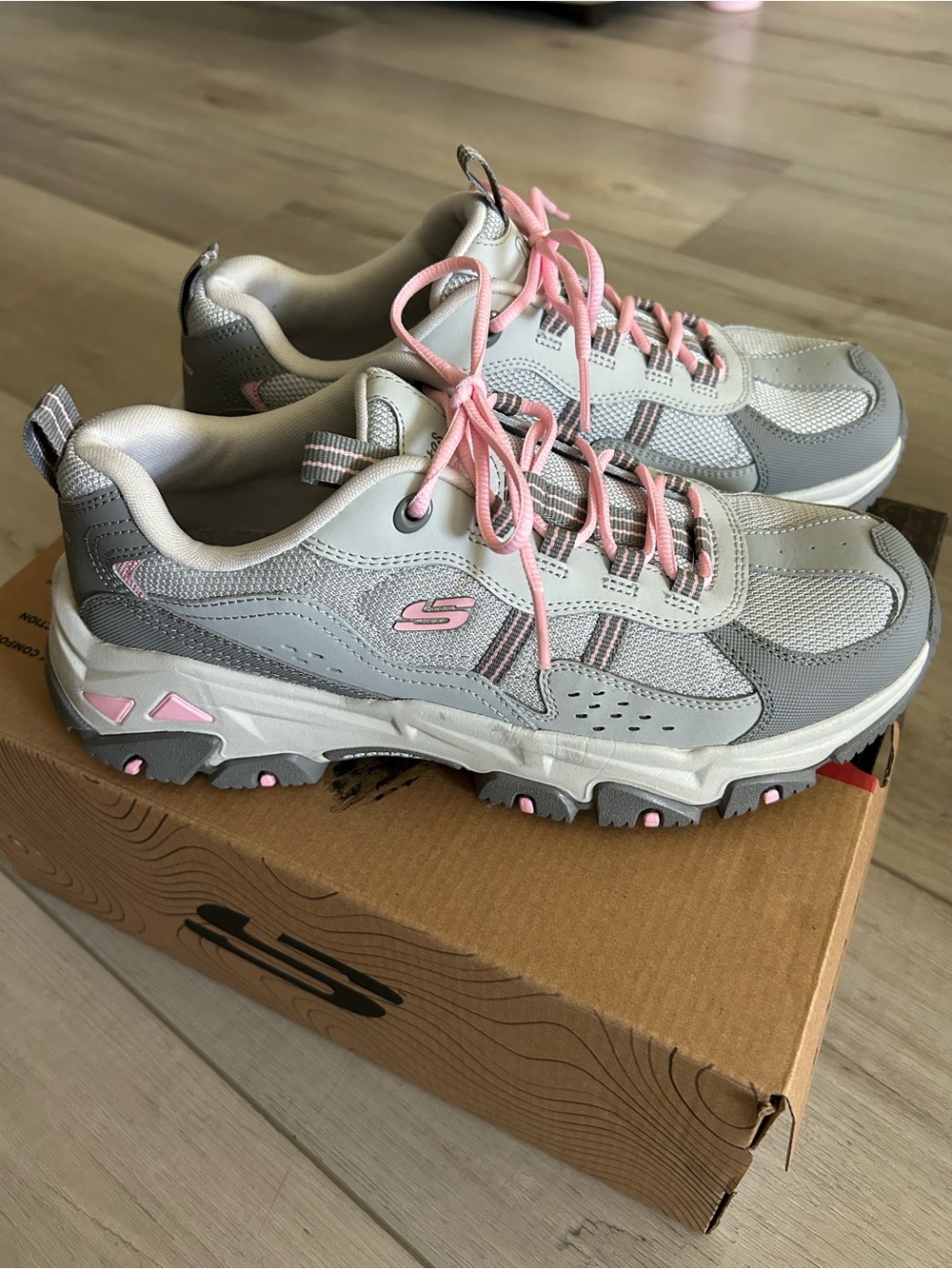 Skechers D’Lites Women's Light Gray Good Year Athletic Sneakers with Pink Accent